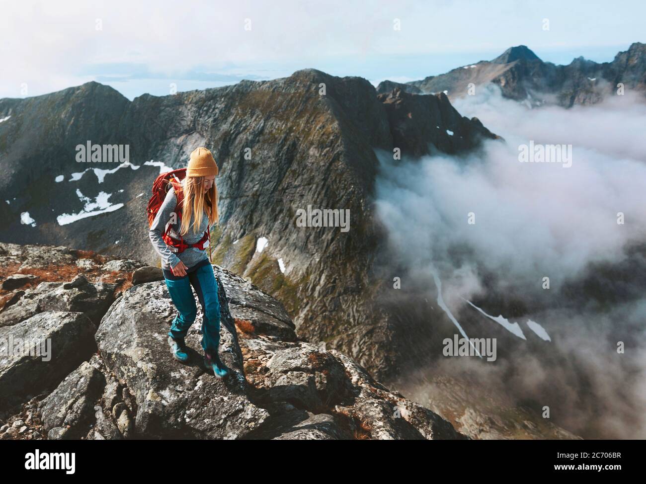 Senderismo aventuras mujer camino correr en las montañas con mochila solo viaje al aire libre verano viaje de vacaciones en Noruega estilo de vida saludable concepto Foto de stock