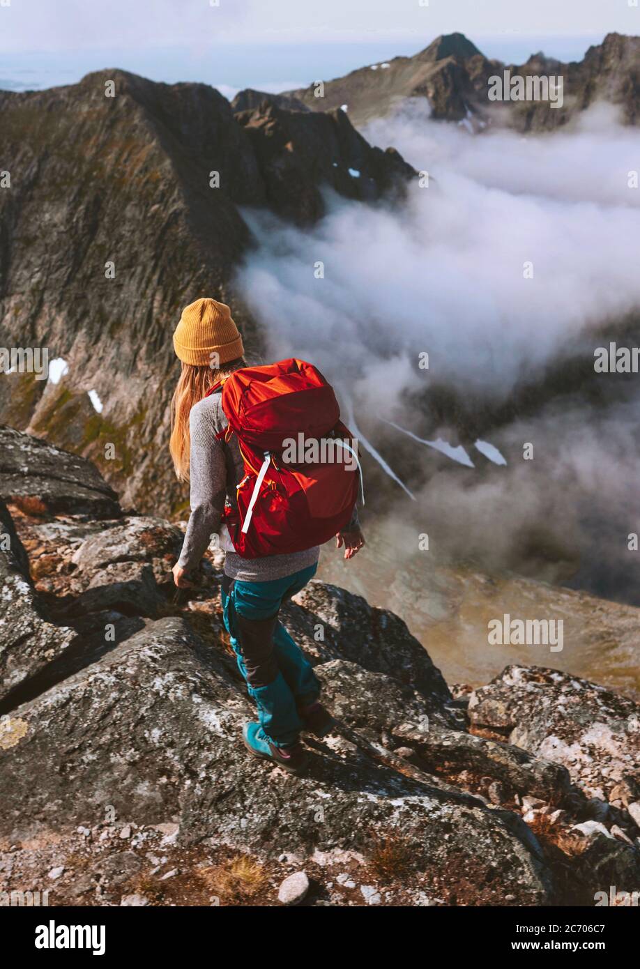 Senderismo expedición mujer backpacking en montañas solo viaje aventura estilo de vida saludable verano actividad vacaciones al aire libre extremo hobby viaje en Norw Foto de stock