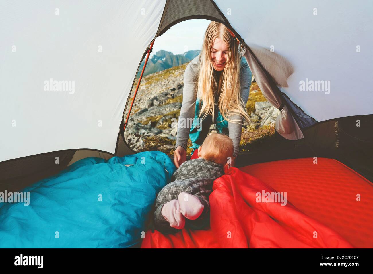 Bebé y madre en camping tienda familia viaje vacaciones aventura estilo de vida niño senderismo con los padres equipo de equipo al aire libre Foto de stock