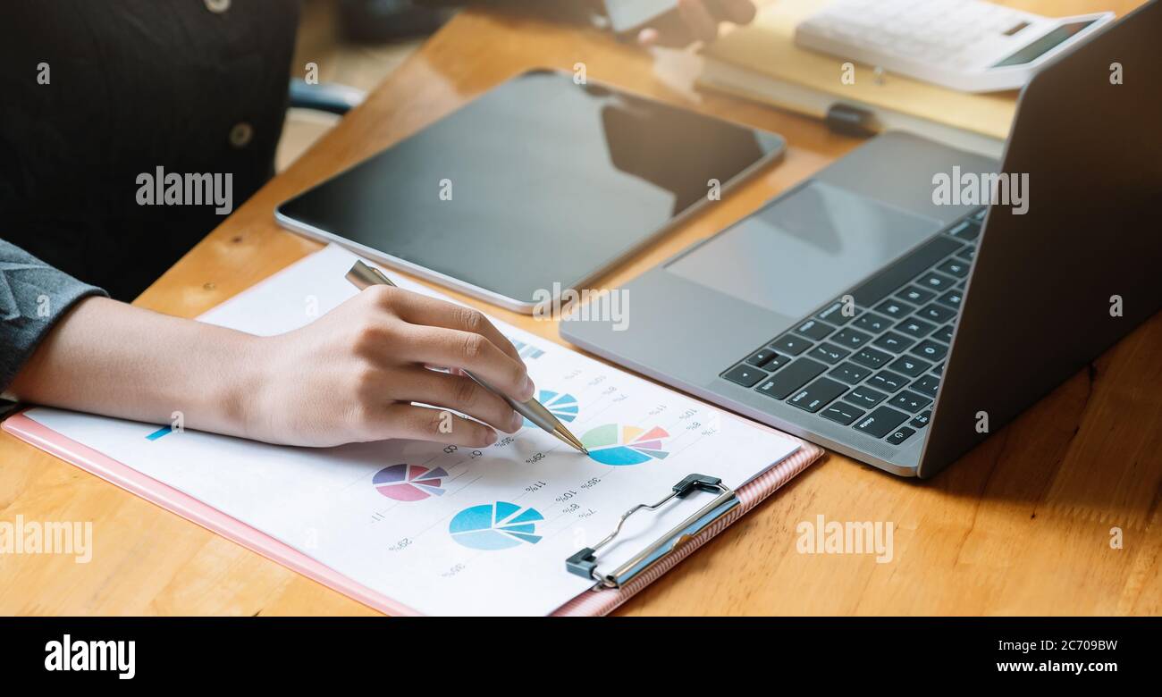 Primer plano Asesor de negocios analizando las cifras financieras que indican el progreso en la oficina Foto de stock