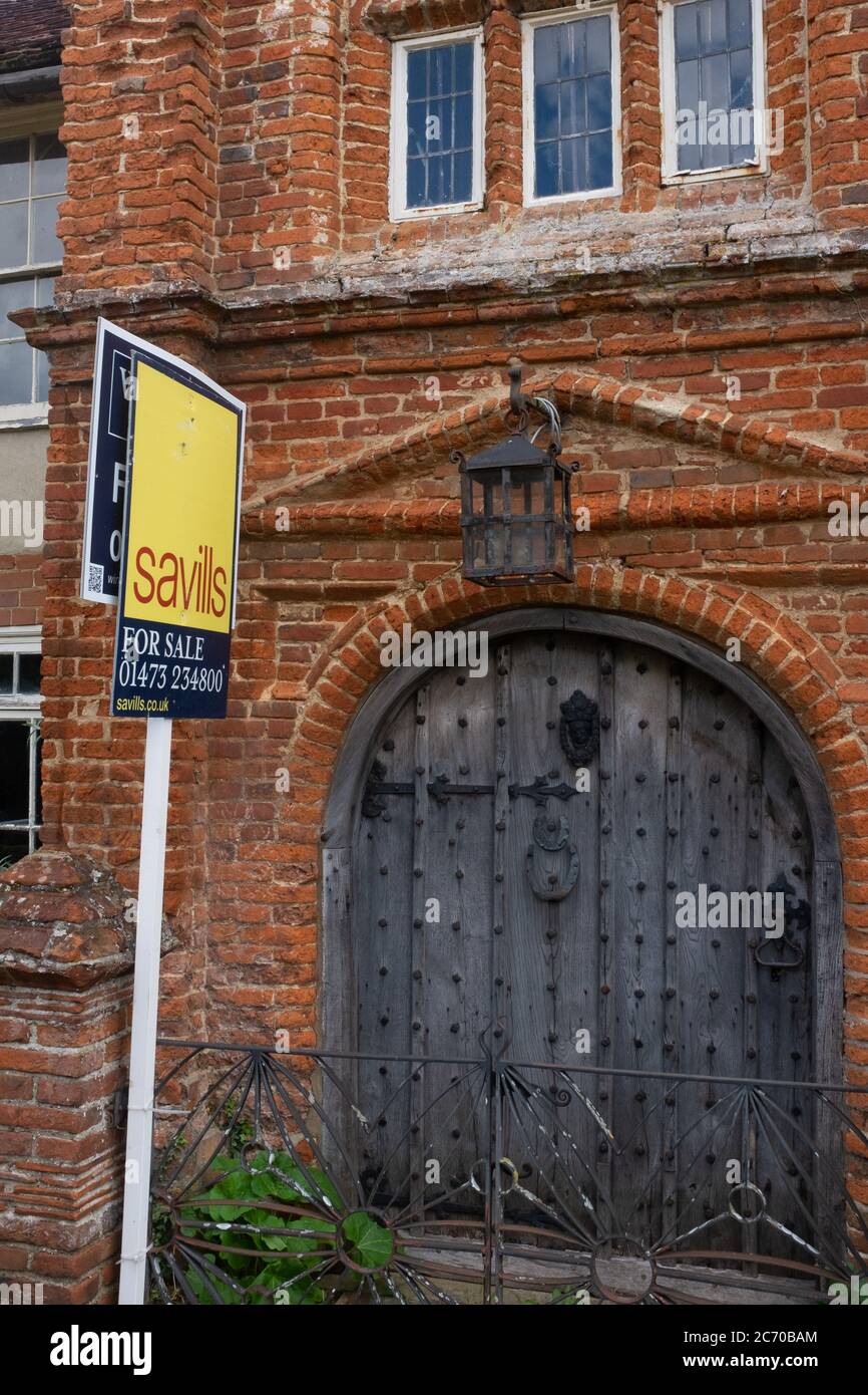 Un cartel de venta se encuentra fuera de la puerta principal de River