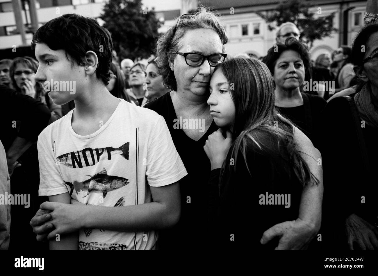Blanca, miembro de la Asamblea Nacional Catalana, abraza a sus hijos durante una manifestación en defensa del modelo escolar catalán en Olot, España. Fecha: 25/10/2017. Foto: Xabier Mikel Laburu. Foto de stock