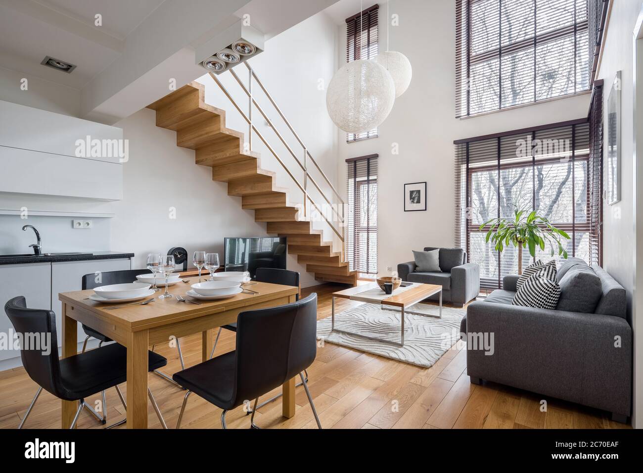 Salón-cocina con escalera de madera. Fotos para que te inspires -  3Presupuestos