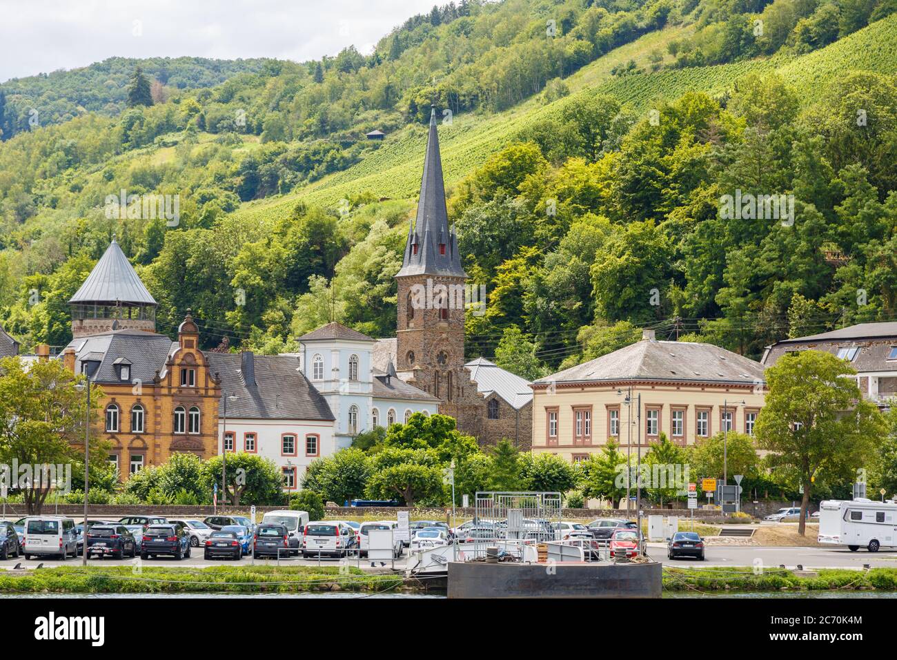 Blick auf Traben-Trarbach von der Mosel, Rheinland-Pfalz, Alemania Foto de stock