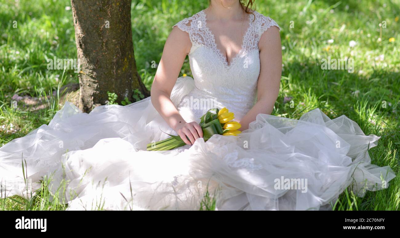 Vestido de novia amarillo fotografías e imágenes de alta resolución - Alamy