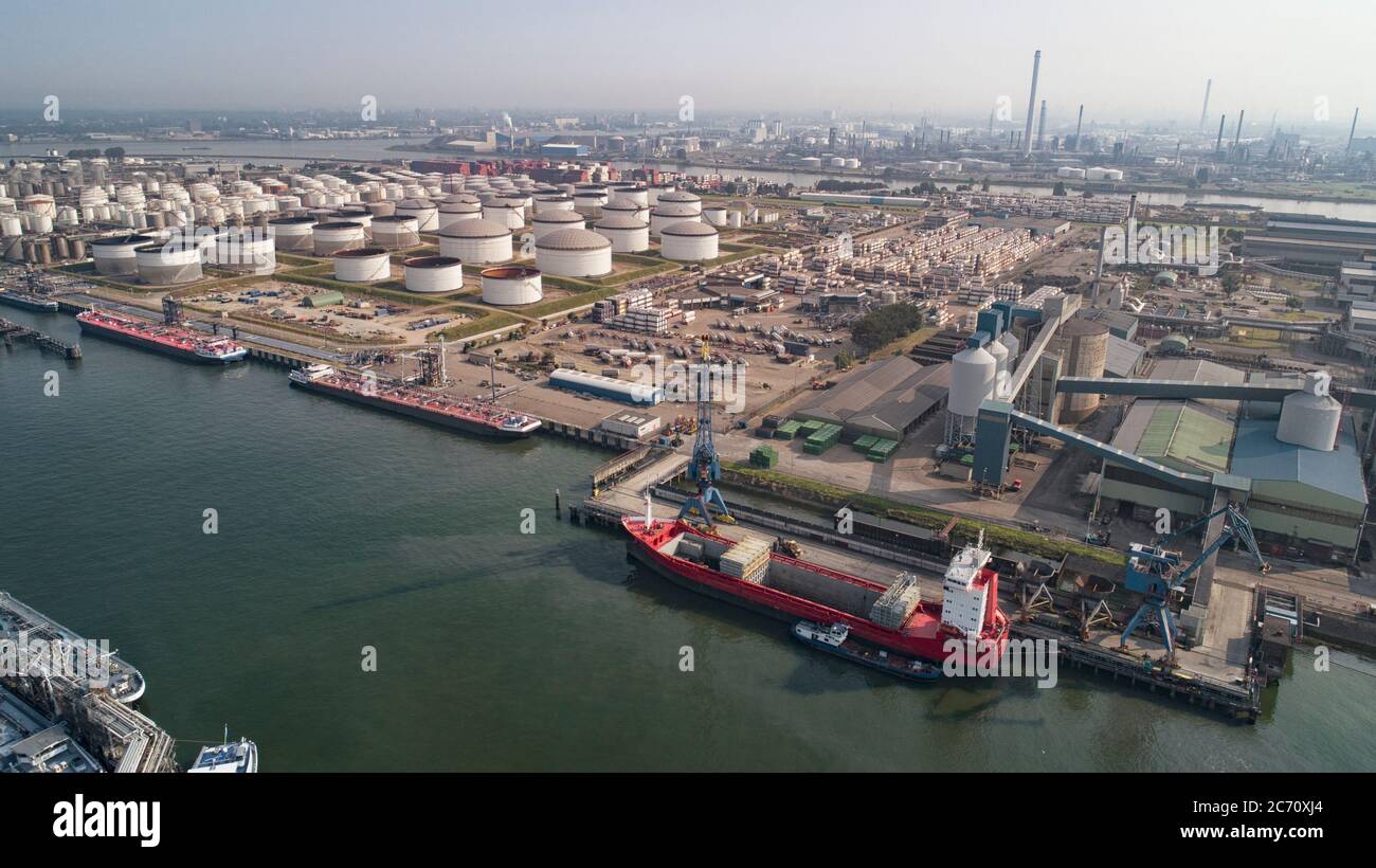 Planta de refinería de petróleo de la zona industrial, Vista aérea Foto de stock