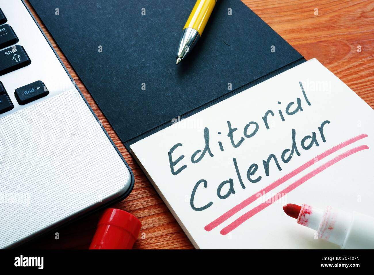 Calendario editorial o calendario de publicación para el contenido del cuaderno. Foto de stock