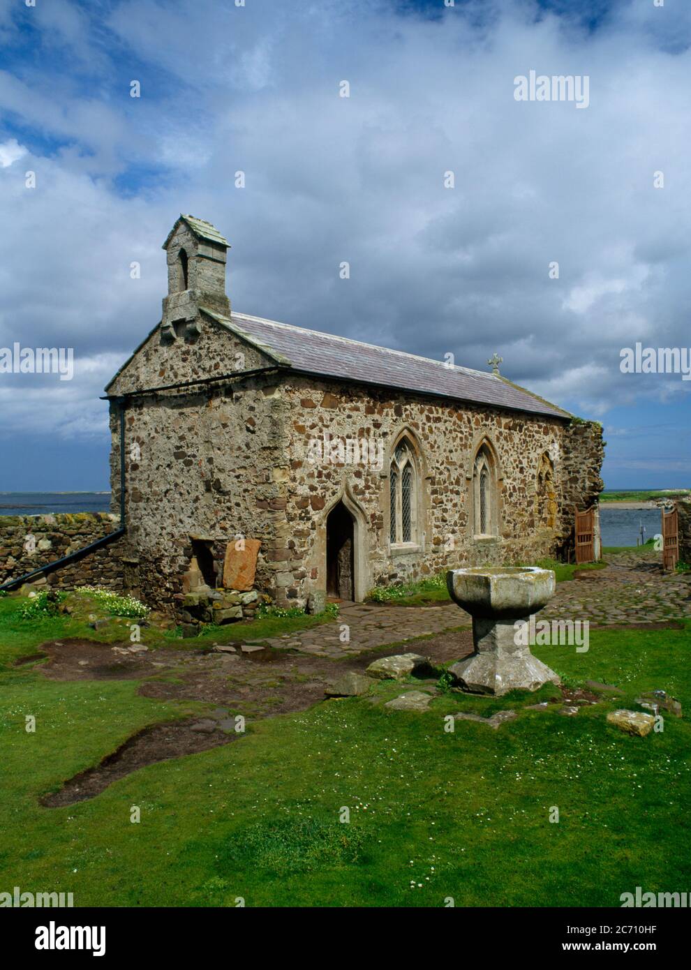 Ver ENE de la capilla C14th dedicada a St Cuthbert en la isla Farne Interior de Bamburgh, Northumberland, Inglaterra, Reino Unido, donde Cuthbert vivió como ermitaño. Foto de stock
