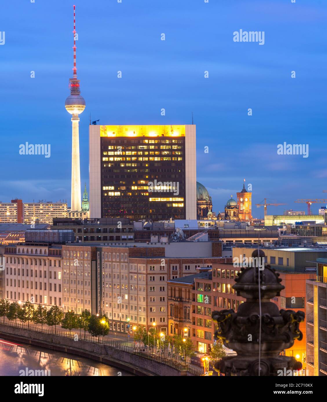 Berlín, Alemania visto desde arriba del río Spree al atardecer. Foto de stock