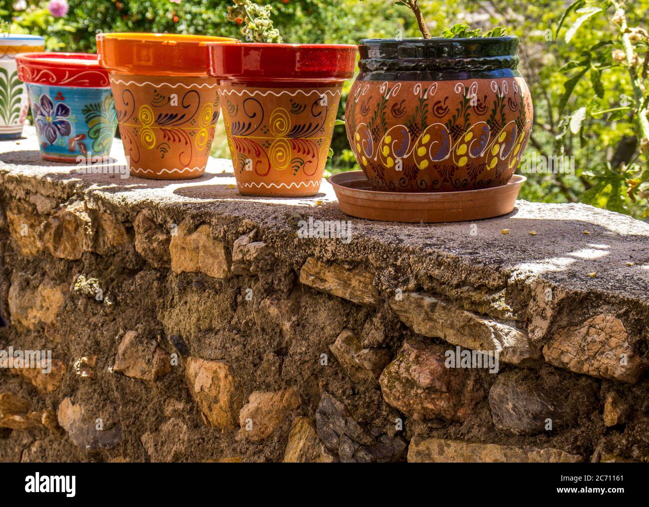 Macetas de cerámica pintadas a mano Fotografía de stock - Alamy