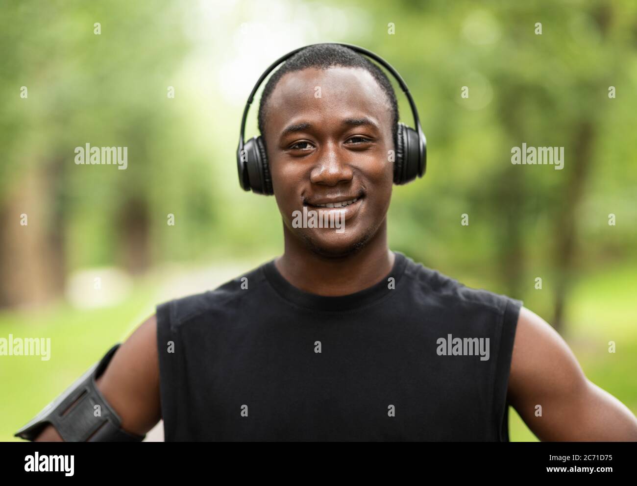 Primer retrato de un deportista afroamericano sonriente Foto de stock