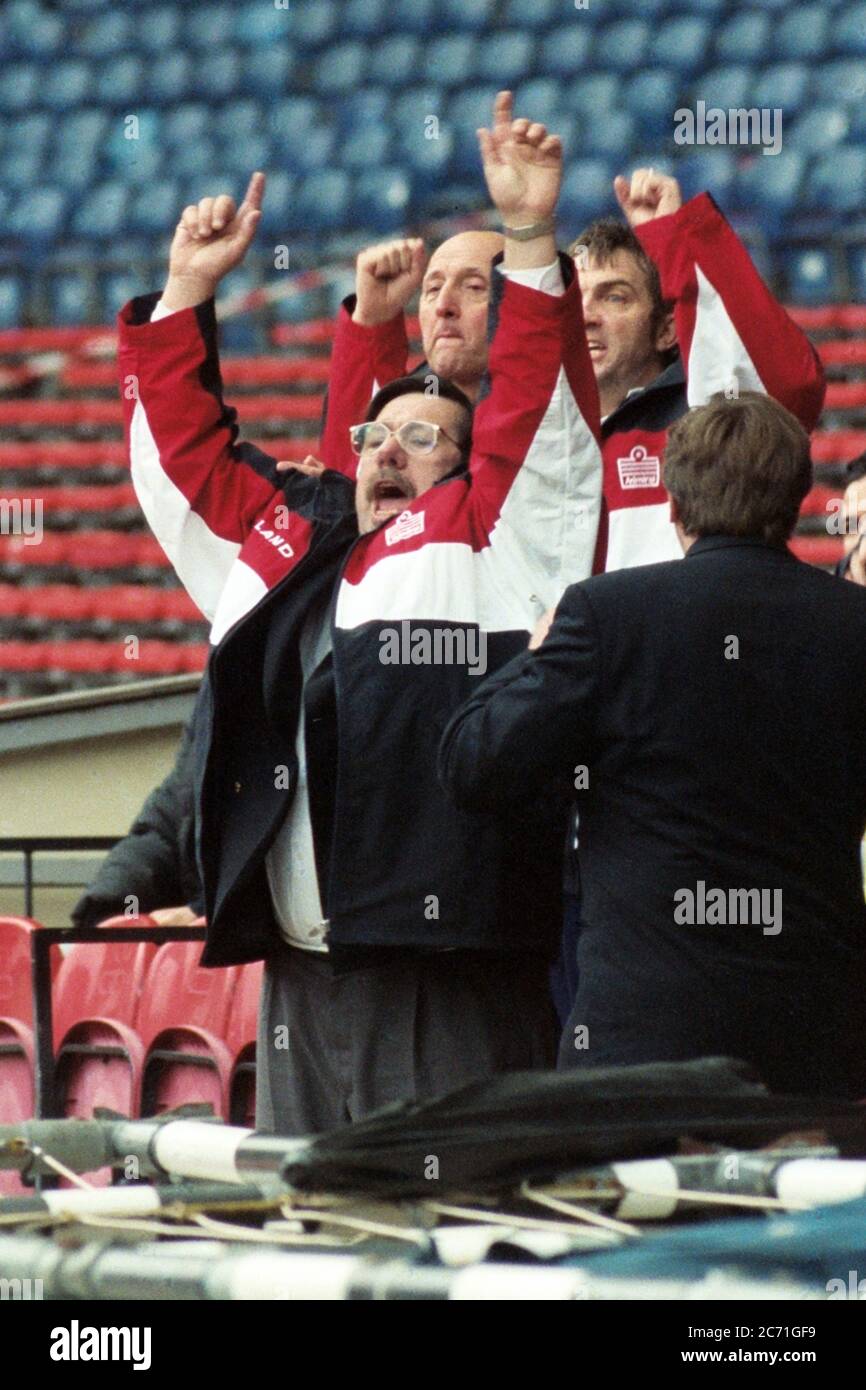 Ricky Tomlinson durante el rodaje mientras juega como Mike Bassett Inglaterra Manager en el Wembley Stadium, Londres 1998 Foto de stock
