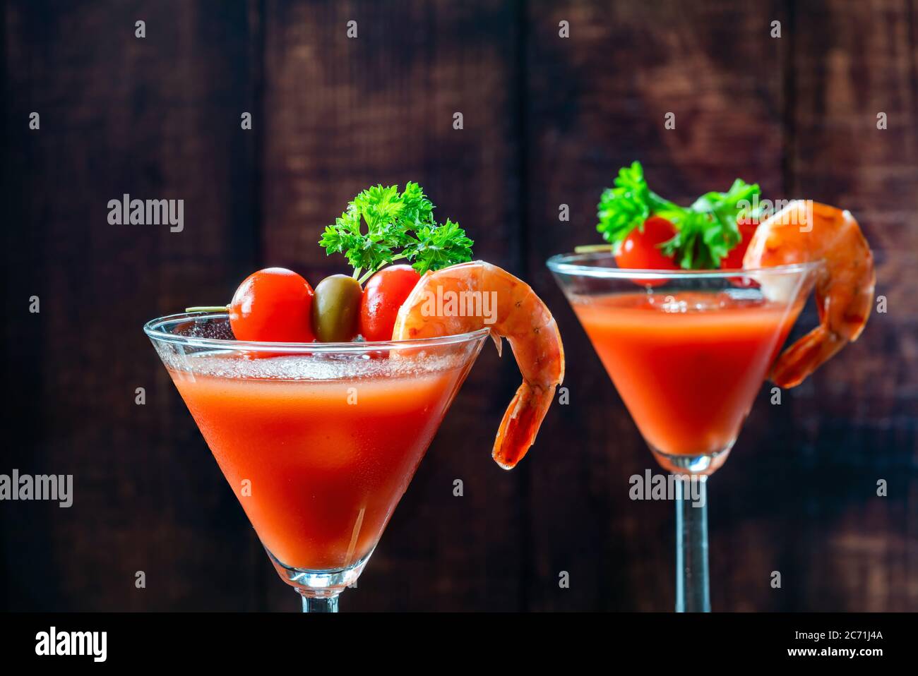 Treinta personaje trabajador Bloody Mary cóctel con vodka y jugo de tomate con guarnición - bebida  alcohólica de fiesta Fotografía de stock - Alamy