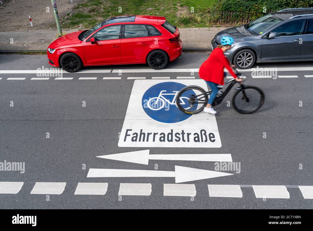 Bicicleta carretera, los ciclistas tienen prioridad sobre el tráfico de coches, nuevos ejes de bicicleta a través de Essen, aquí en el distrito de Rüttenscheid, Kahrstrasse, parte de la Foto de stock