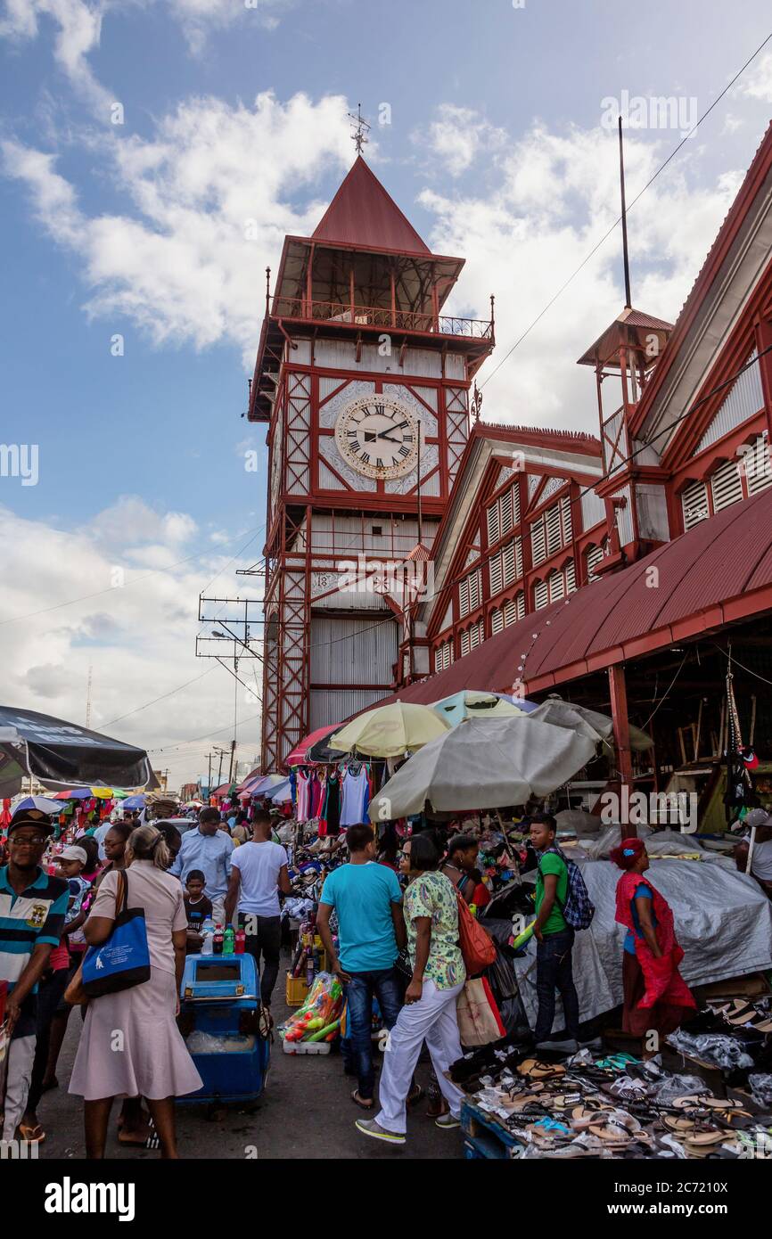 Guyana, Región de Demerara-Mahaica, Georgetown, el mercado de Stabroek fue oficialmente fletado en 1842, pero había un mercado en ese lugar mucho antes. El edificio del mercado, con su distintiva torre del reloj, abarca unos 80,000 pies cuadrados. La estructura de hierro y acero fue construida en 1881, lo que la convierte en el edificio más antiguo que aún se utiliza en la ciudad. Es un centro de vida muy ocupado en la ciudad. Foto de stock