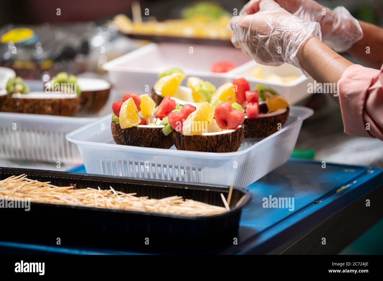 Arreglos de frutas comestibles. Foto de stock