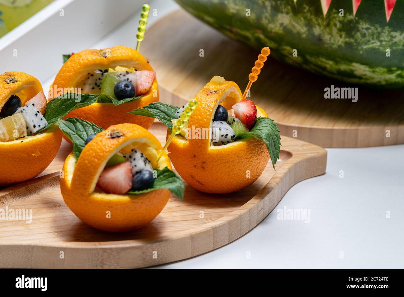 Arreglos de frutas comestibles. Foto de stock