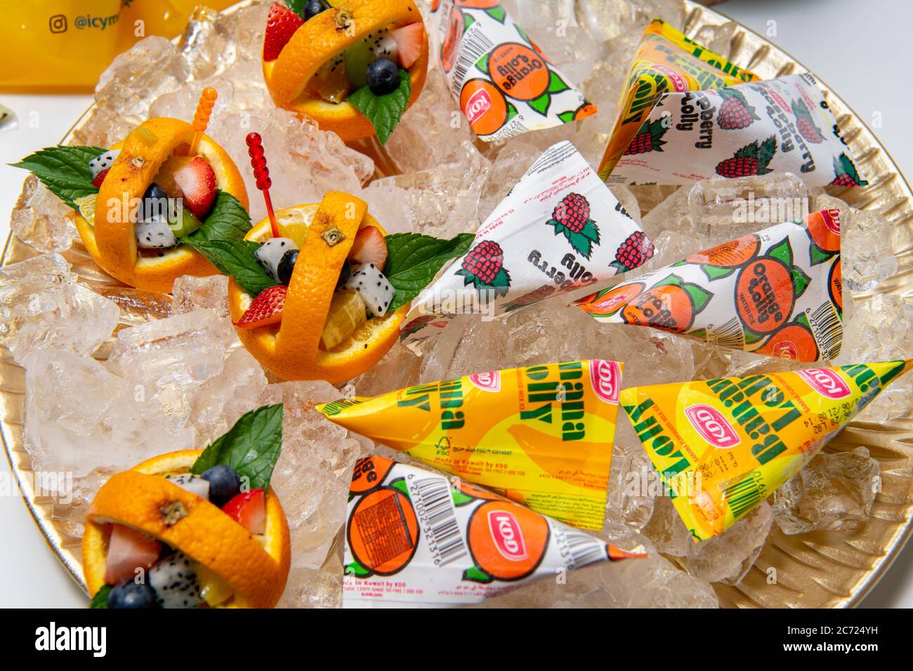 Arreglos de frutas comestibles. Foto de stock