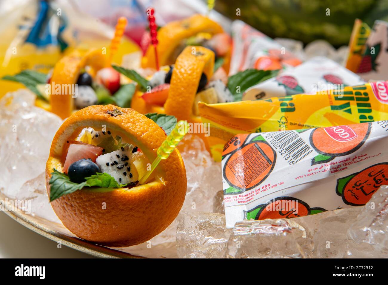 Arreglos de frutas comestibles. Foto de stock