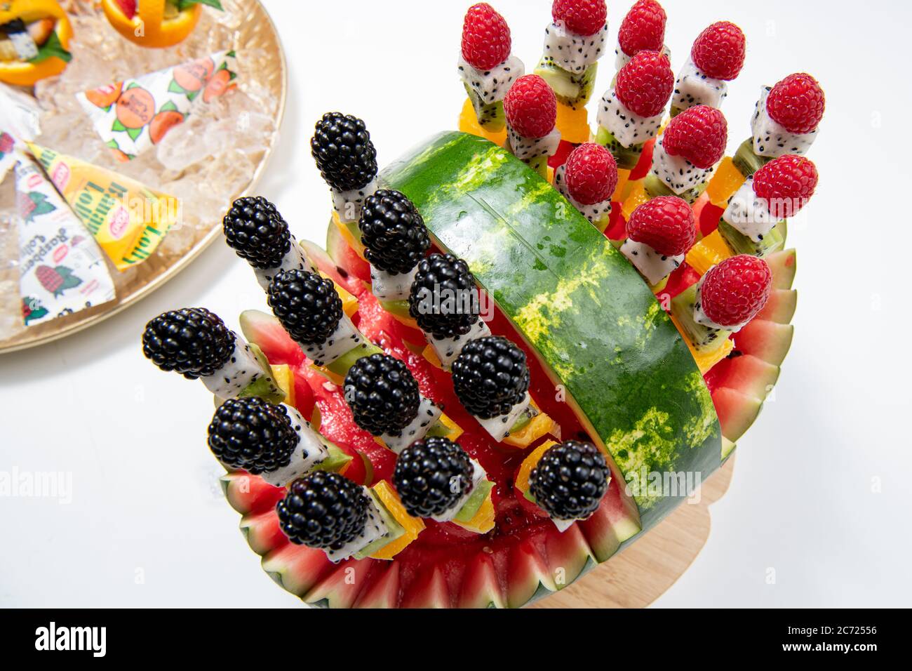 Arreglos de frutas comestibles. Foto de stock