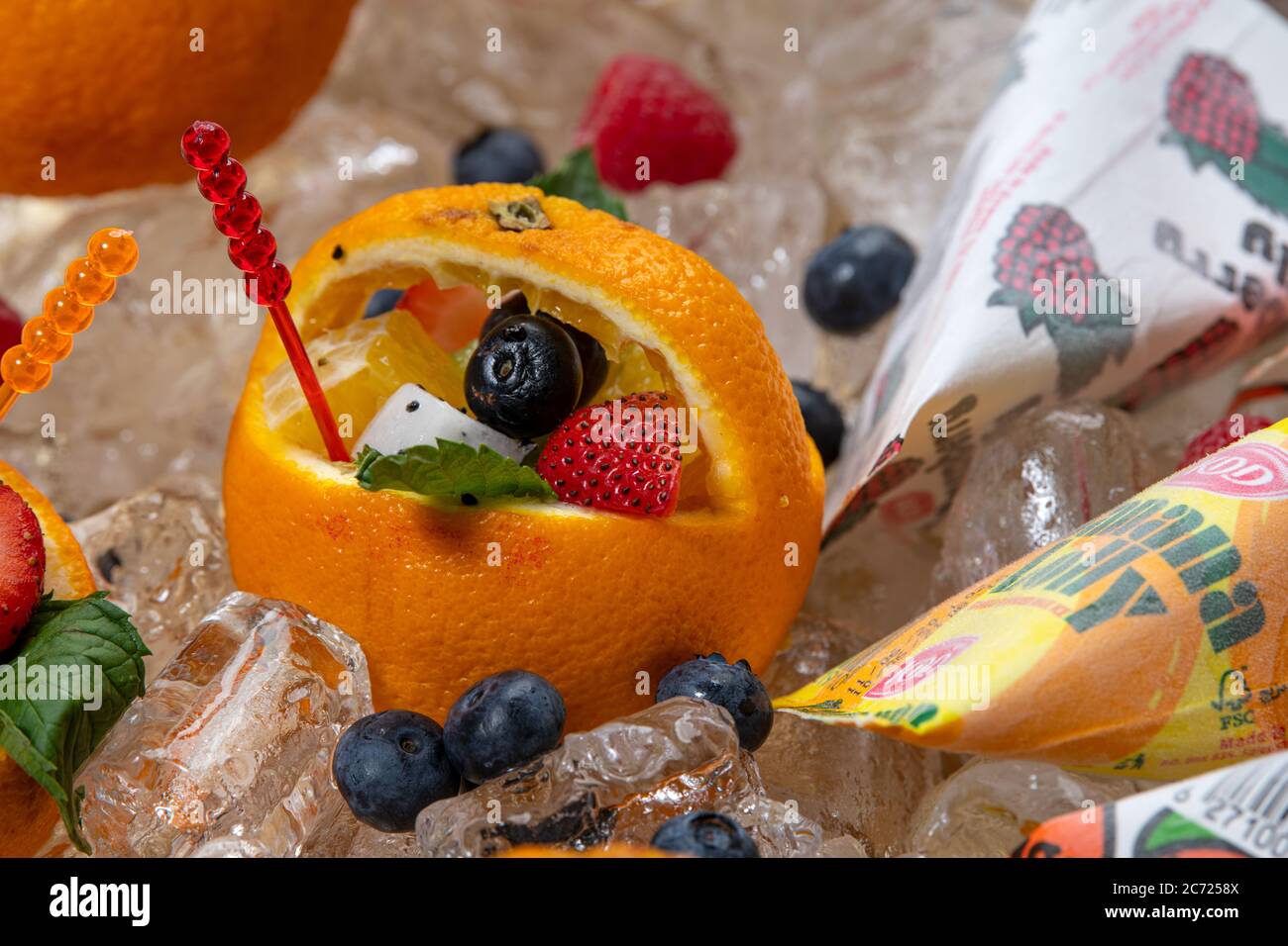 Arreglos de frutas comestibles. Foto de stock
