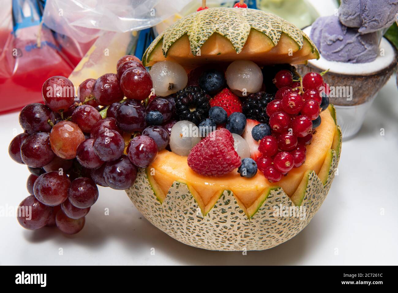 Arreglos de frutas comestibles. Foto de stock