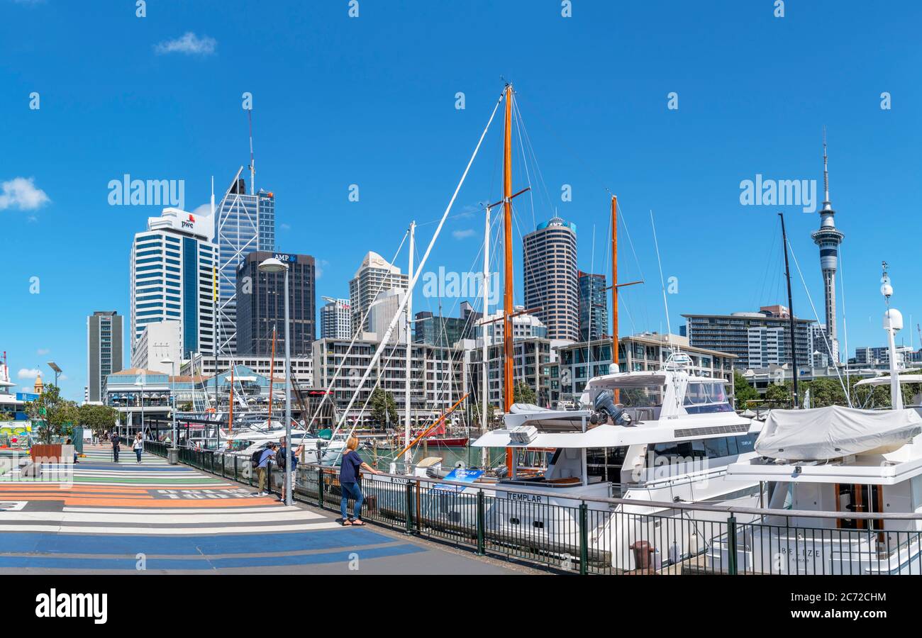 Horizonte del distrito central de negocios desde Viaduct Harbor, Auckland, Nueva Zelanda Foto de stock