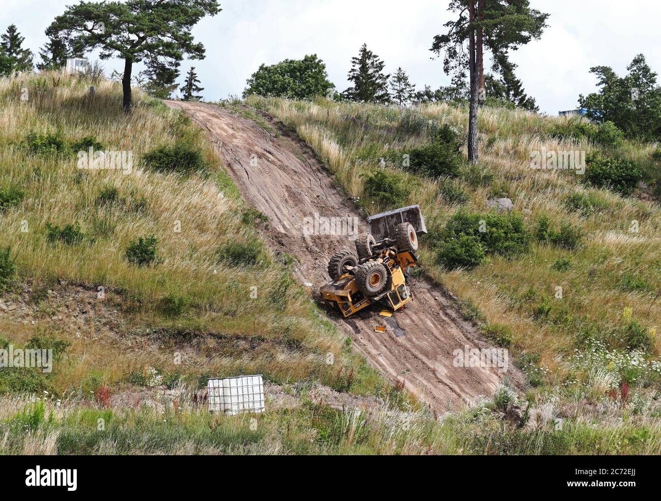 Motala, Suecia 20200713 una pala de ruedas rodó por una pendiente y se dio  la vuelta por razones desconocidas en la autopista de Dunkeberget en  Motala. No había ninguna persona en el