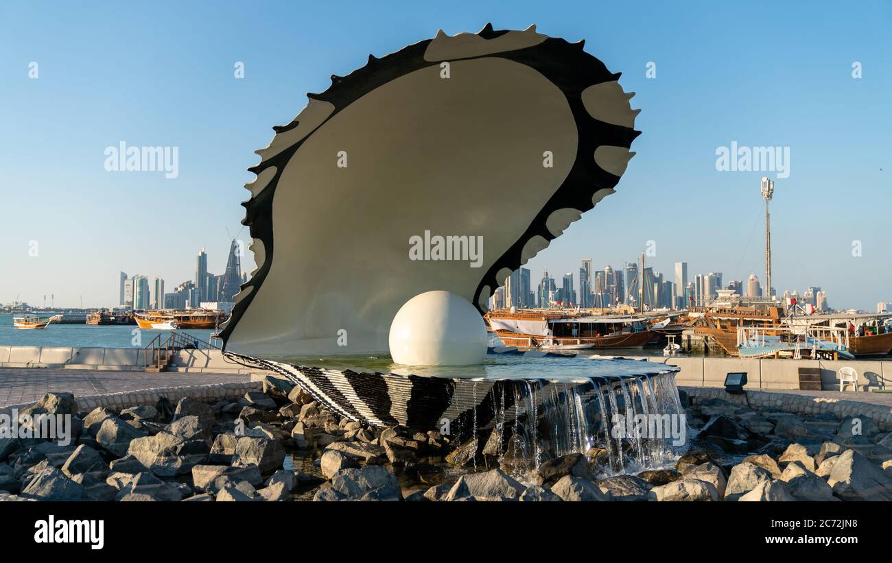 Doha, Qatar - Febrero 2019: Monumento de la fuente de la perla y de la ostra  en la Corniche Fotografía de stock - Alamy