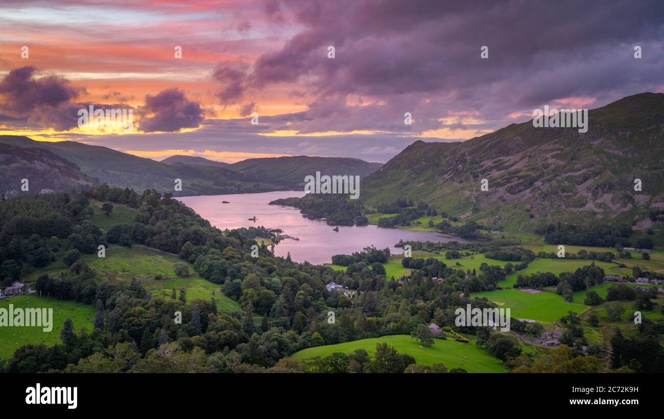 Puesta de sol en Ullswater en el Distrito de los Lagos, Reino Unido Foto de stock