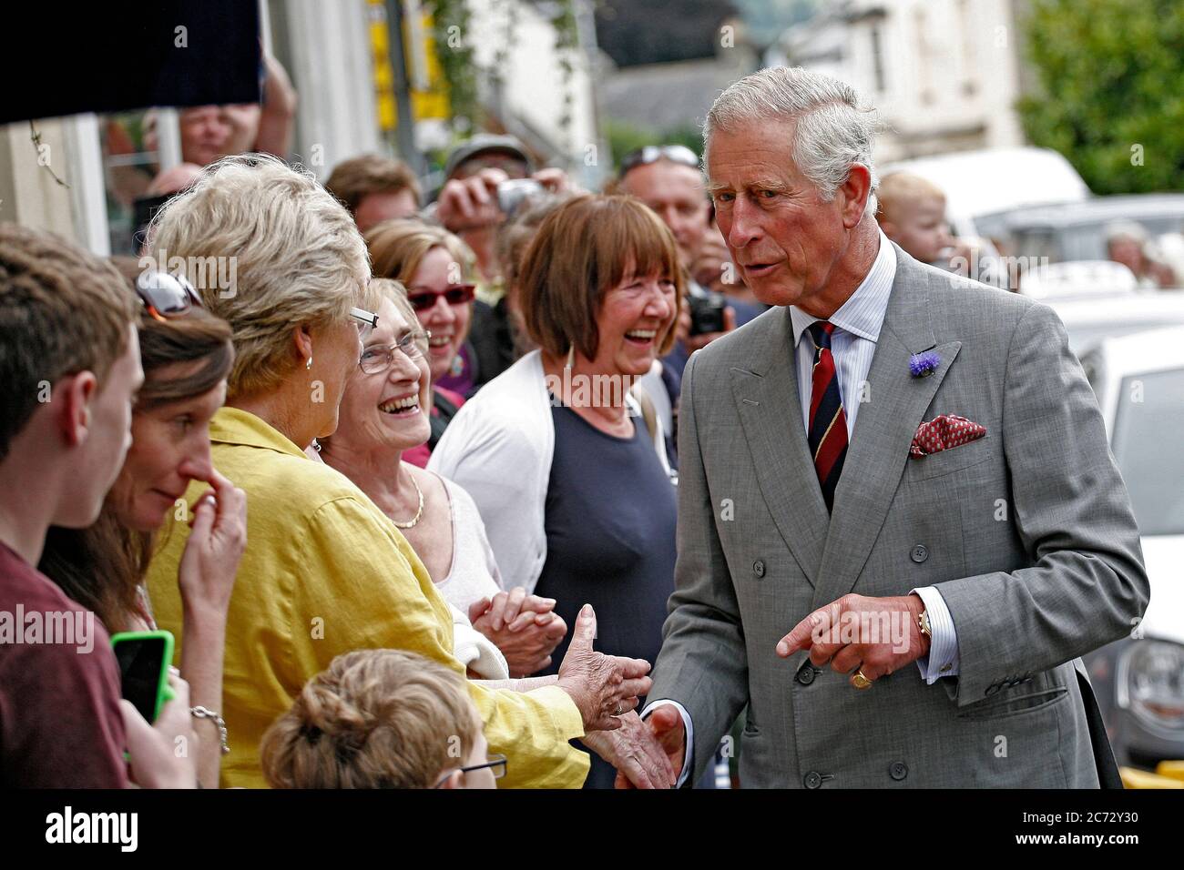 Prince Charles hace una parada rápida en Crickhowell Town, Powys, Gales, para hablar con multitudes de locales y comerciantes, el 3 de julio de 2014. ©PRWPhoto Foto de stock