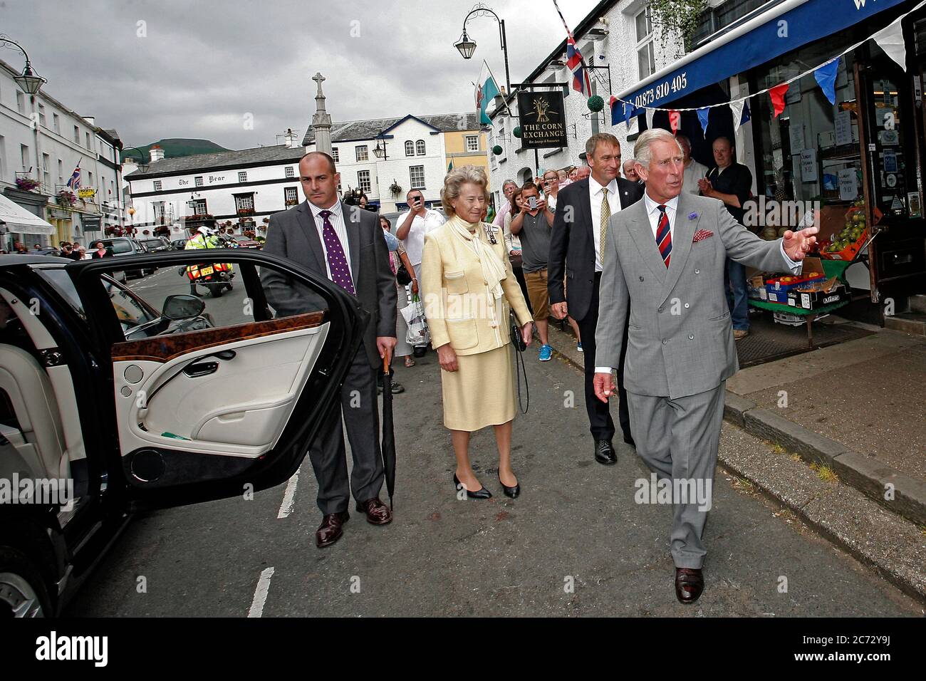 Prince Charles hace una parada rápida en Crickhowell Town, Powys, Gales, para hablar con multitudes de locales y comerciantes, el 3 de julio de 2014. ©PRWPhoto Foto de stock