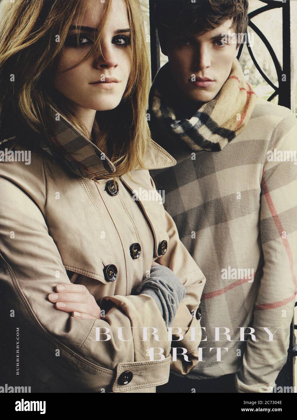 Cartel de publicidad de Burberry fashion house con Emma Watson en la  revista en papel desde el año 2009, anuncio, Creative Burberry anuncio  desde 2000s Fotografía de stock - Alamy