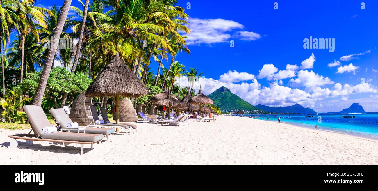 Paisaje de playa tropical. Vacaciones en isla paraíso Mauricio, playa Flic en Flac Foto de stock