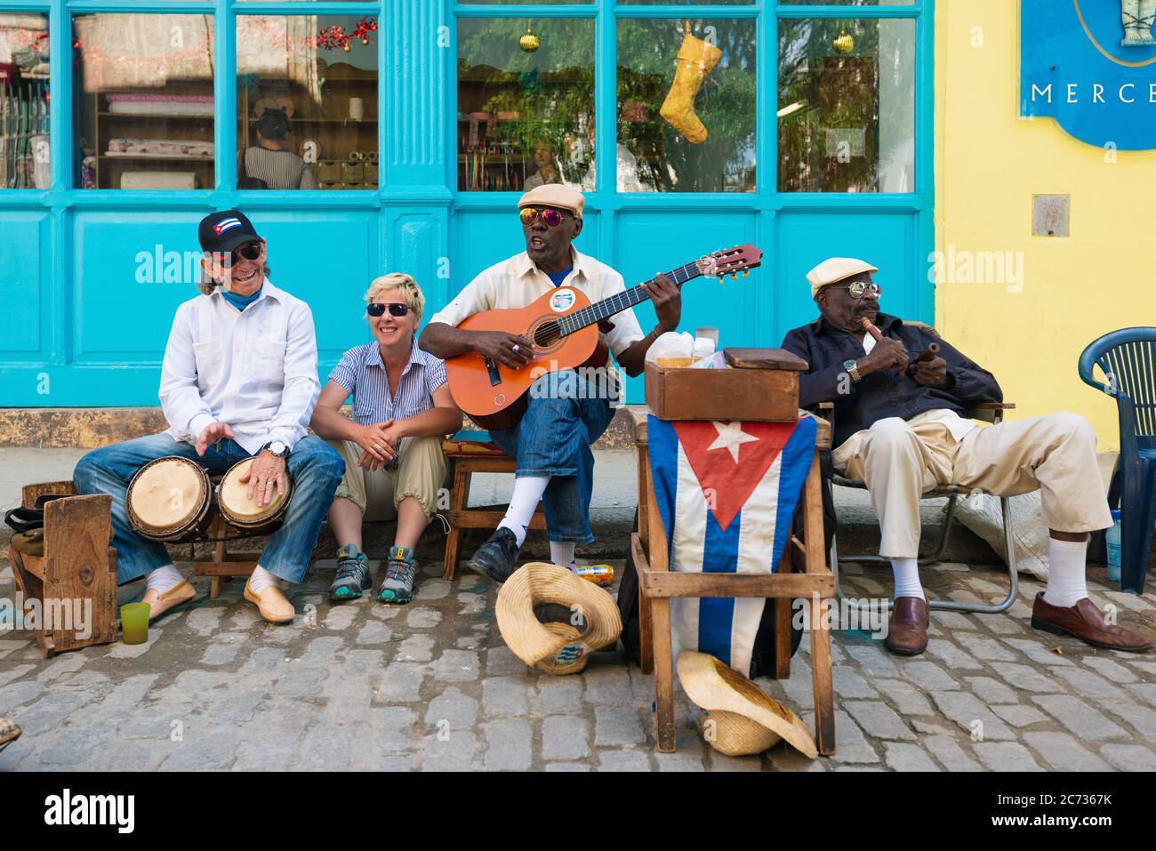 Banda tocando música tradicional cubana en la Habana Vieja Foto de stock