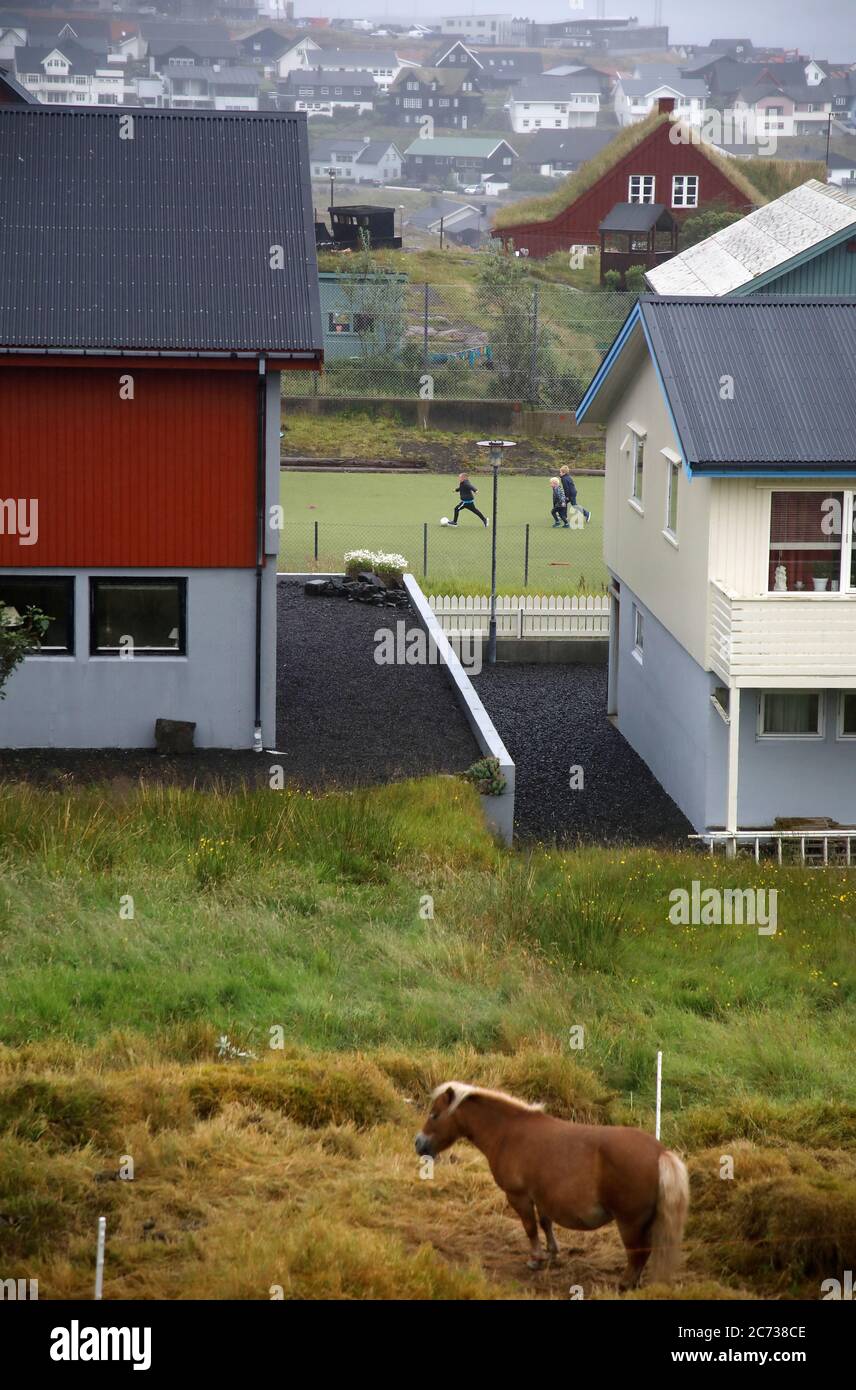 Niños jugando al fútbol en el campo fotografías e imágenes de alta