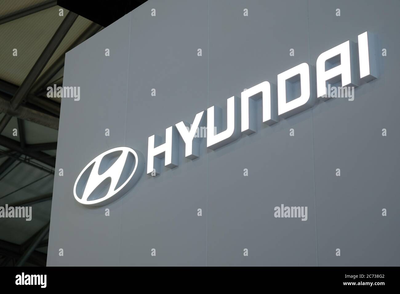 Logotipo de Hyundai Corporation en pizarra gris. Famoso fabricante de automóviles de Corea del Sur. Rodaje en la exposición CES ASIA Foto de stock