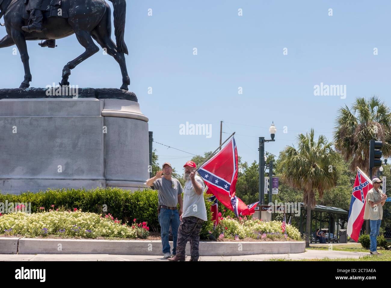 Nueva Orleans, Louisiana/USA-7 de mayo de 2017: Manifestantes en la estatua de Beauregard protestando por la retirada de los Estados Confederados Foto de stock