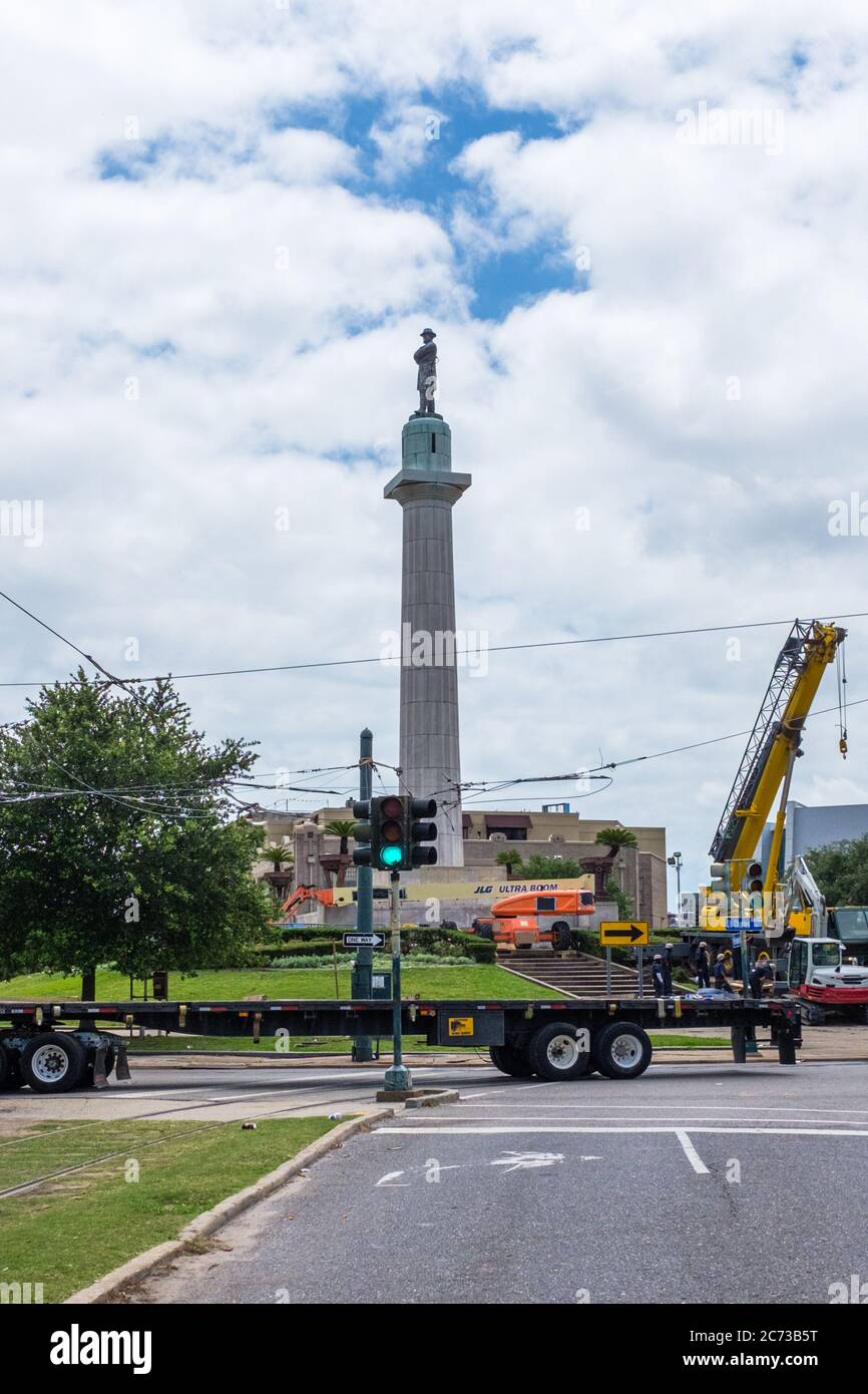 Nueva Orleans, LA/USA - 5/19/2017: Equipo pesado en Lee Circle para la remoción de la estatua de Robert E. Lee Foto de stock