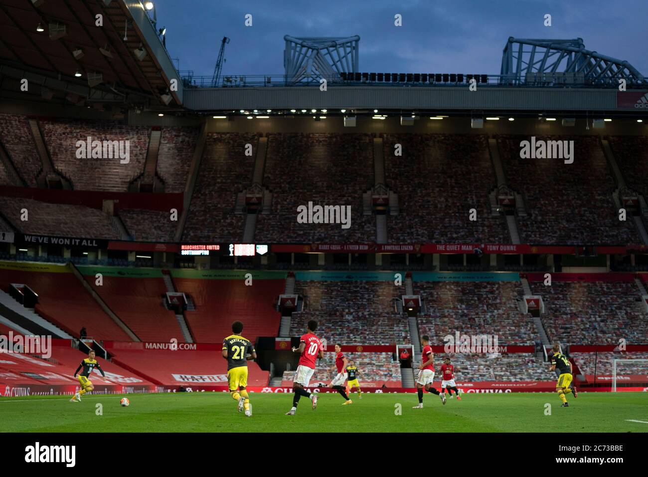 Manchester, Reino Unido. 14 de julio de 2020. Los jugadores de ambos lados compiten a puerta cerrada durante el partido de fútbol de la Liga Premier inglesa entre Manchester United y Southampton en Manchester, Gran Bretaña, el 13 de julio de 2020. Crédito: Xinhua/Alamy Live News Foto de stock