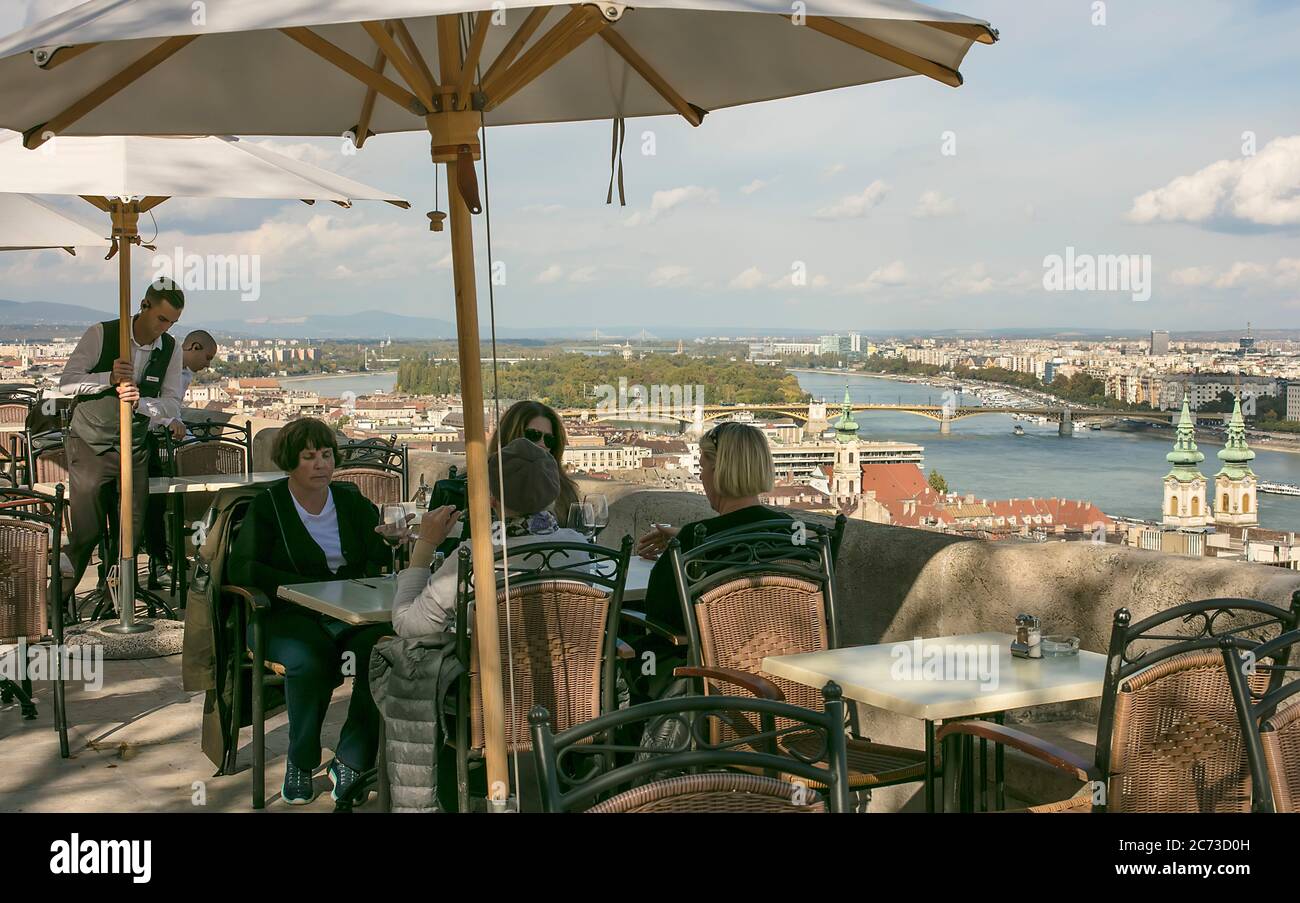 Restaurante en la cima del Bastión de los pescadores, Castillo de Buda con vistas a Budapest y el río Danubio, Hungría Foto de stock