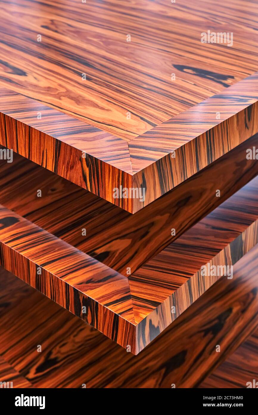 Paneles de madera para paredes. Paneles de pared de madera de palisandro en  la cabina de pulverización. Paneles de madera después de pintar.  Fabricación de muebles Fotografía de stock - Alamy