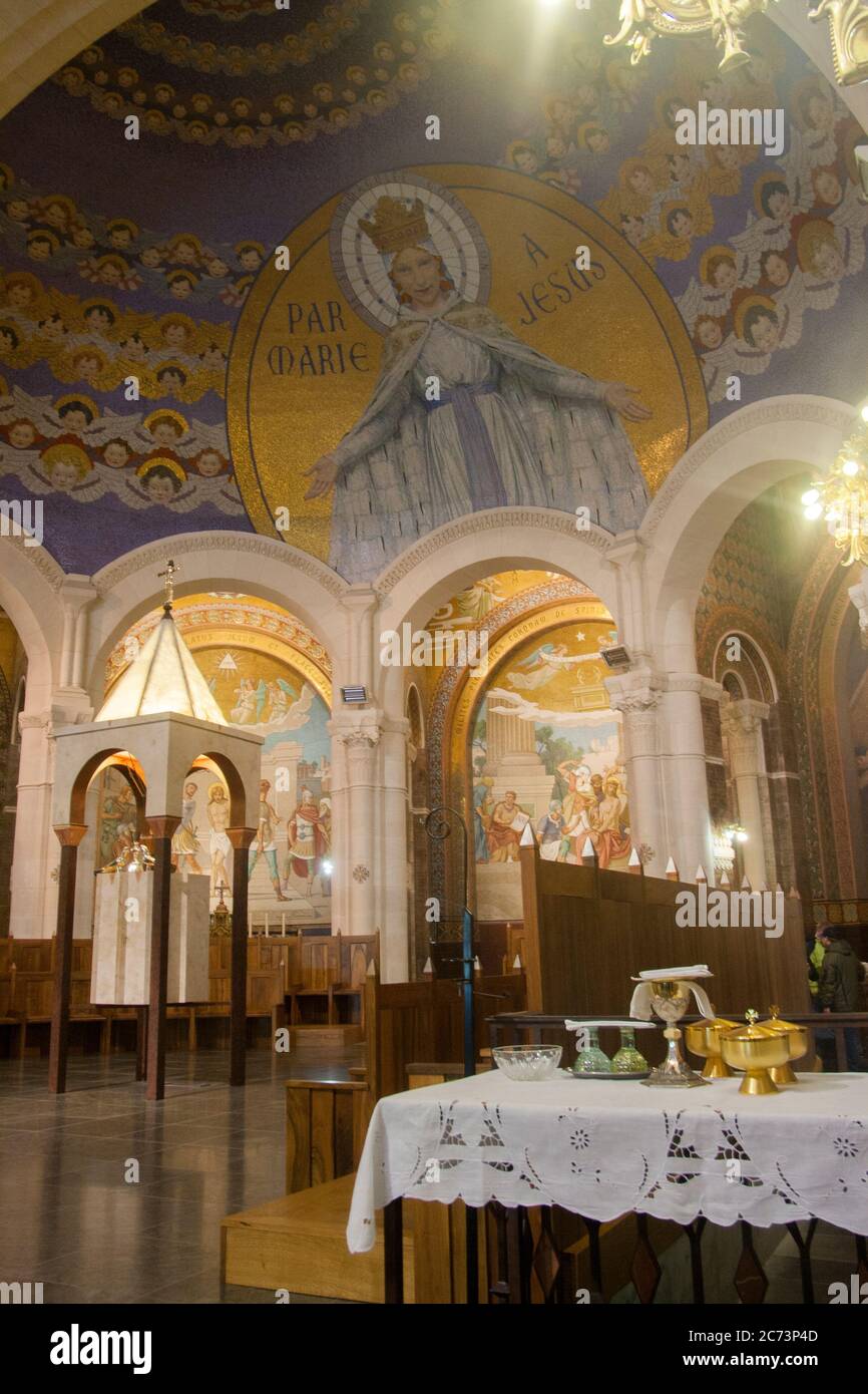 Abr 28. 2014 Lourdes Francia a través de María a Jesús. Murales monumentales de mosaico adornan el interior de la Basílica del Rosario. Foto de stock