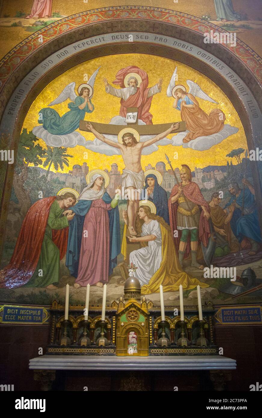 Abr 28. 2014 Lourdes Francia Dios le ha dado todo por nosotros. Murales monumentales de mosaico adornan el interior de la Basílica del Rosario. Foto de stock