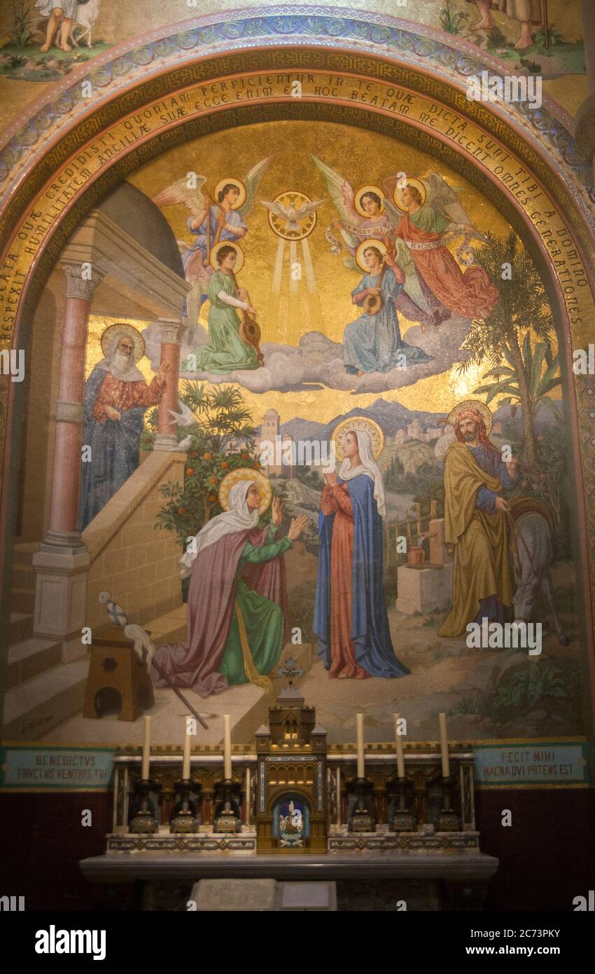 Abr 28. 2014 Lourdes Francia Bienaventurada la fruta de tu vientre. Murales monumentales de mosaico adornan el interior de la Basílica del Rosario Foto de stock