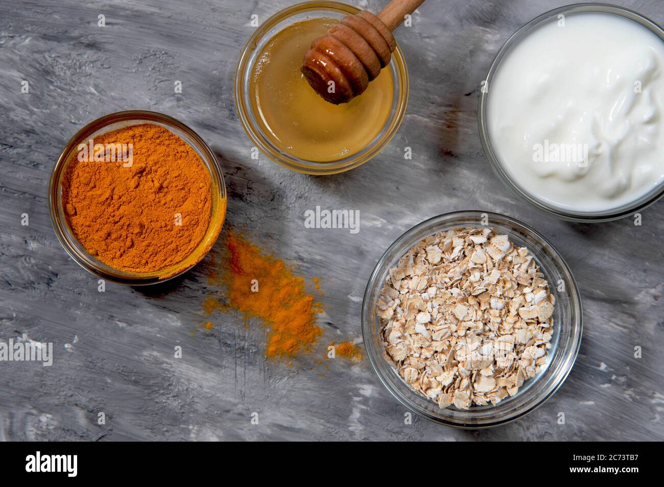 Mascarilla facial natural con polvo cúrcuma, miel, avena y yogur.  Cosméticos naturales Fotografía de stock - Alamy