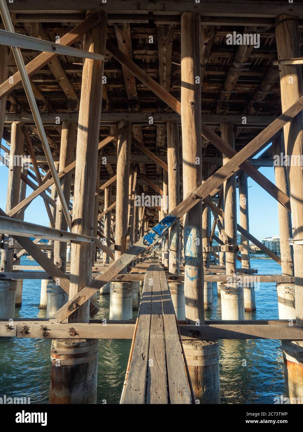 Debajo del puente de tráfico de Fremantle Foto de stock