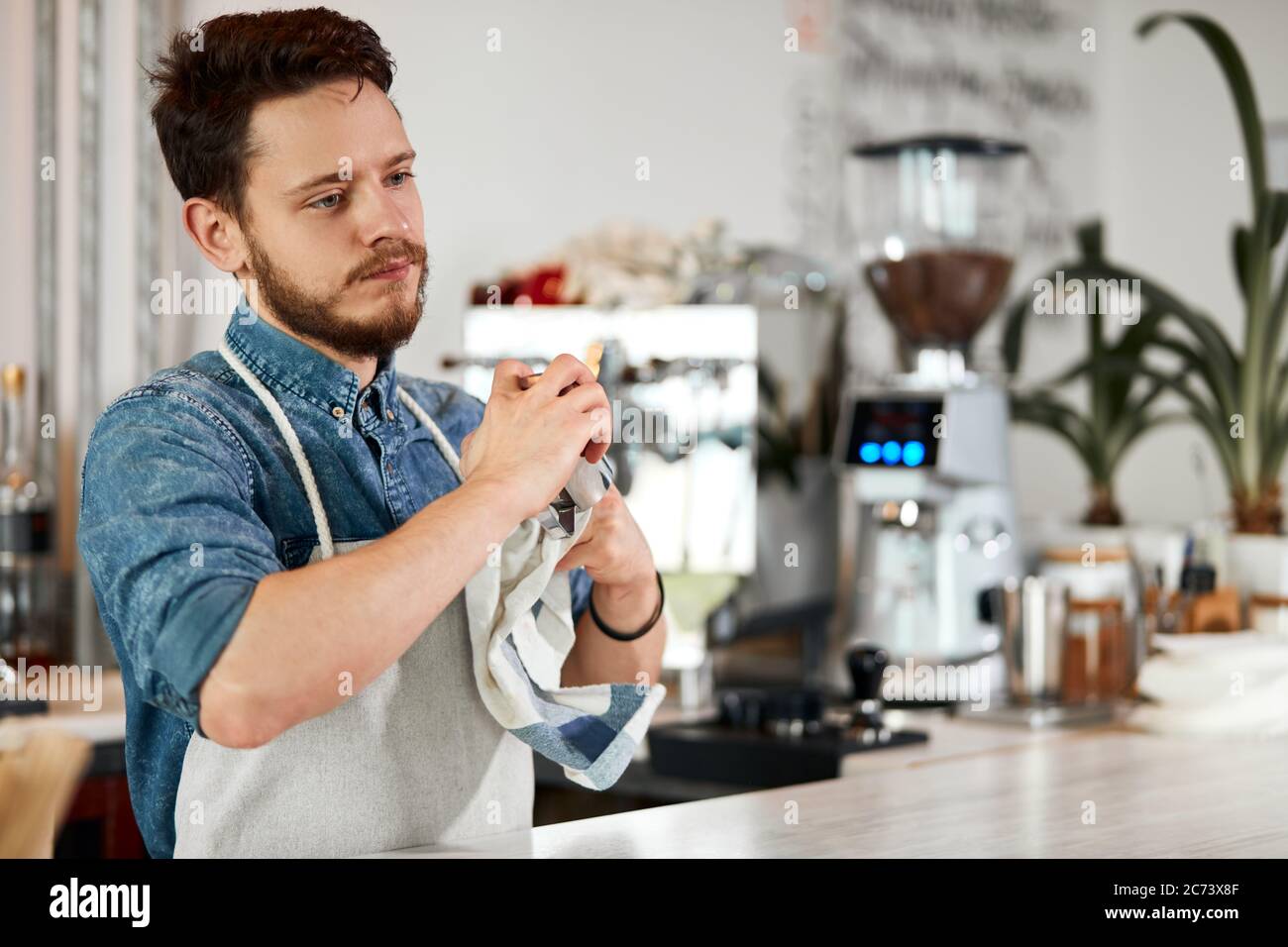 https://c8.alamy.com/compes/2c73x8f/duro-trabajo-experto-barista-masculino-con-barba-gruesa-y-elegante-con-mopa-mira-a-cabo-pensativamente-se-encuentra-en-el-mostrador-de-la-barra-concepto-de-limpieza-retrato-2c73x8f.jpg