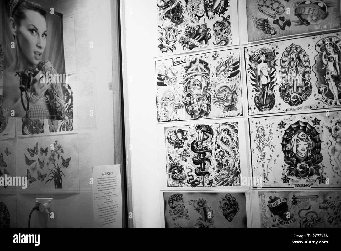Lo que pasa en Tattoo World, una sala de tatuajes en Sydney Australia. Foto de stock