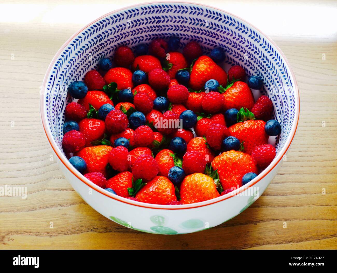 Fresas, frambuesas y arándanos en un Bol Foto de stock